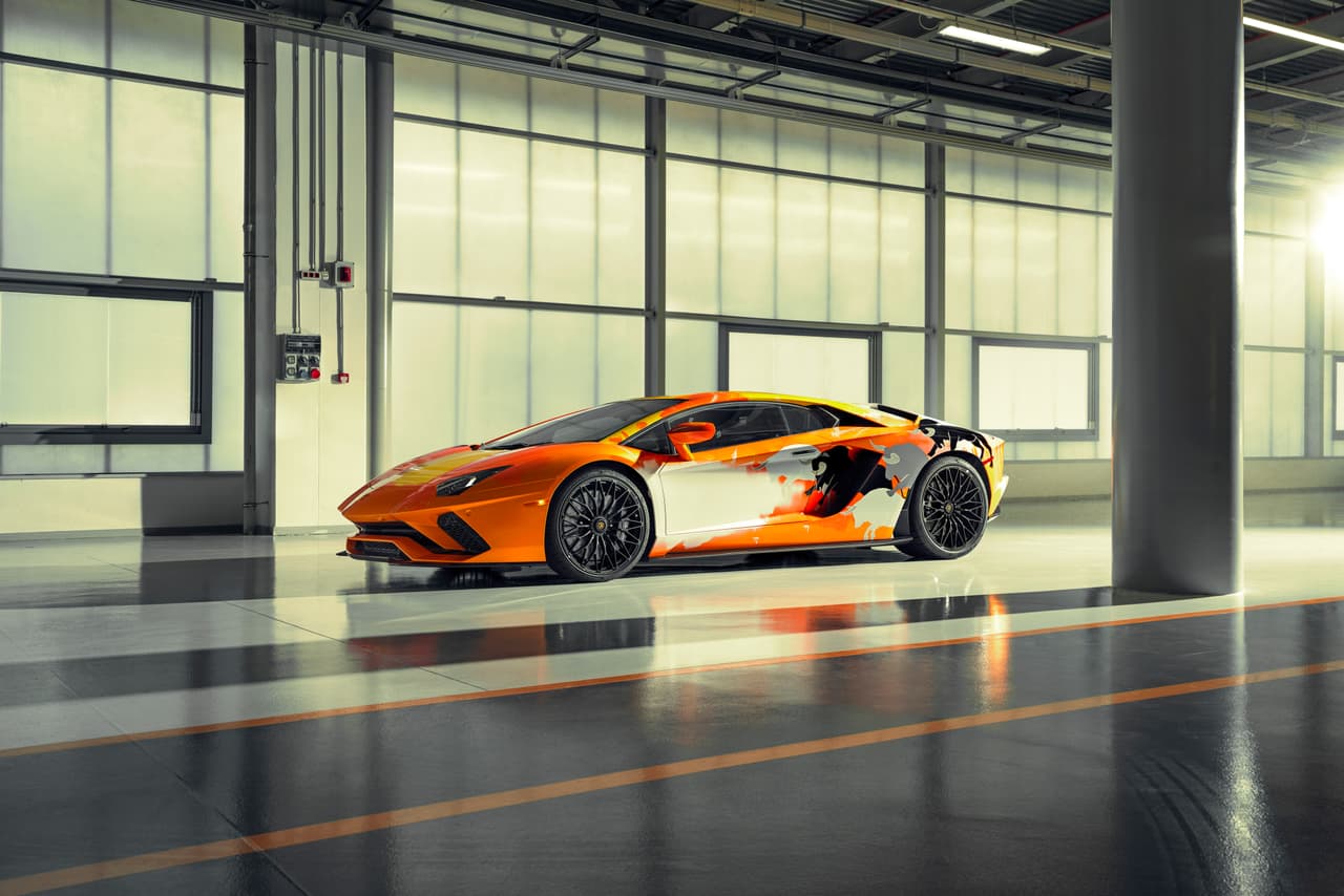 "Debido a la afinidad que tenemos con el mundo del arte, quisimos experimentar con un nuevo enfoque creativo, confiando a Skyler Grey la interpretación de un auto que ya es una obra de arte", dijo Katia Bassi, Directora de Marketing y Comunicaciones de Automobili Lamborghini.