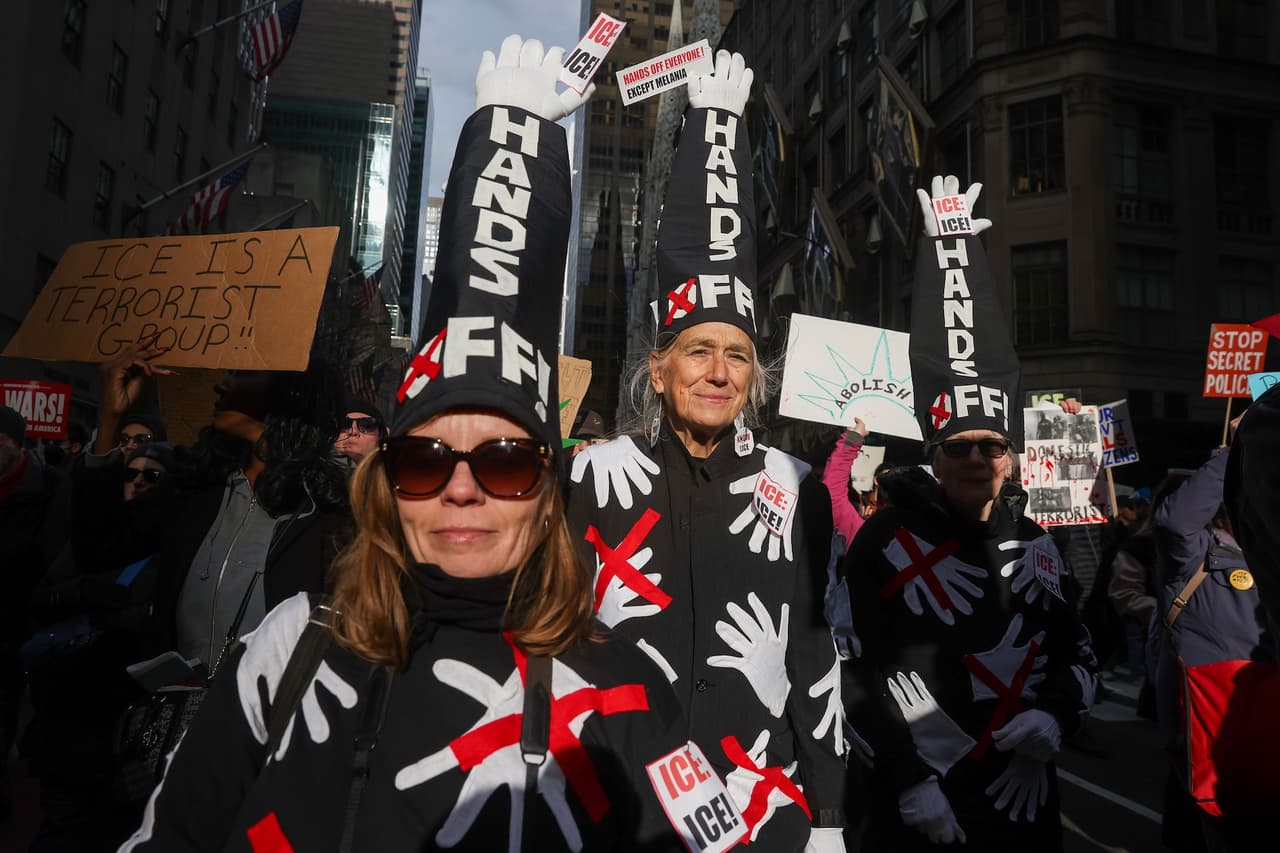 Organizaciones civiles y defensores de derechos humanos han encabezado las manifestaciones, exigiendo una 
<b>investigación independiente del tiroteo que terminó con la vida de Good</b>, y el fin de la presencia federal en comunidades.