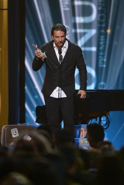 Ricardo Arjona se llevó el Premio a la Excelencia por su trayectoria musical.