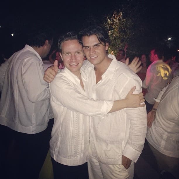 El también empresario, tiene gusto por la política; en la imagen está con Manuel Velasco, gobernador de Chiapas.