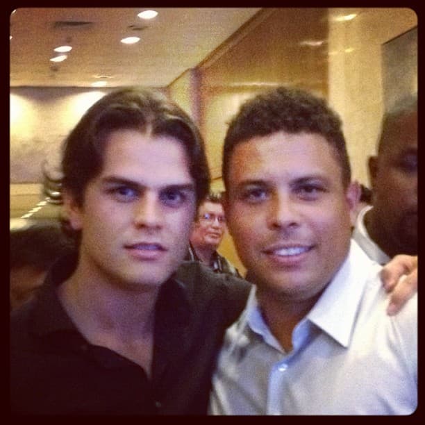 Es todo un pambolero, acá con el legendario futbolista Ronaldo.