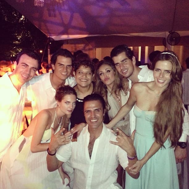 Muy "amigui" en una fiesta, junto a Claudia Álvarez y Billy Rovzar.