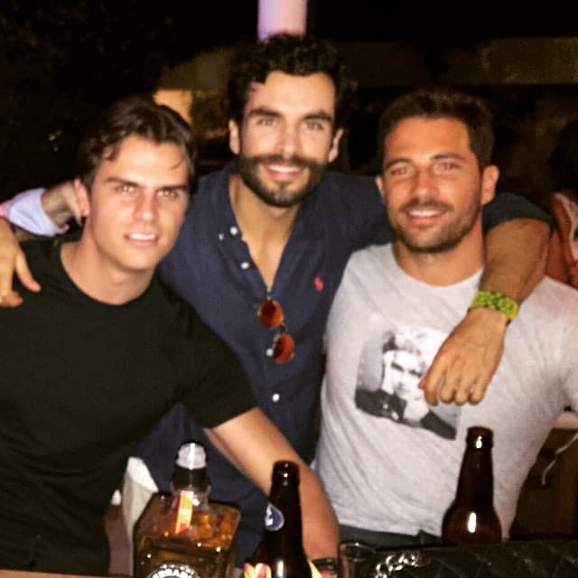 El "fiestero" novio de Ximena divirtiéndose con el actor Gonzalo García.