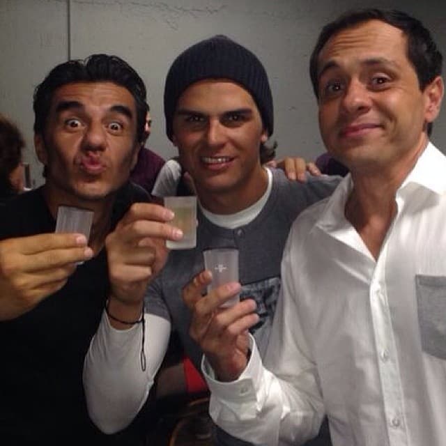 Echándose un tequilita con Adrián Uribe.