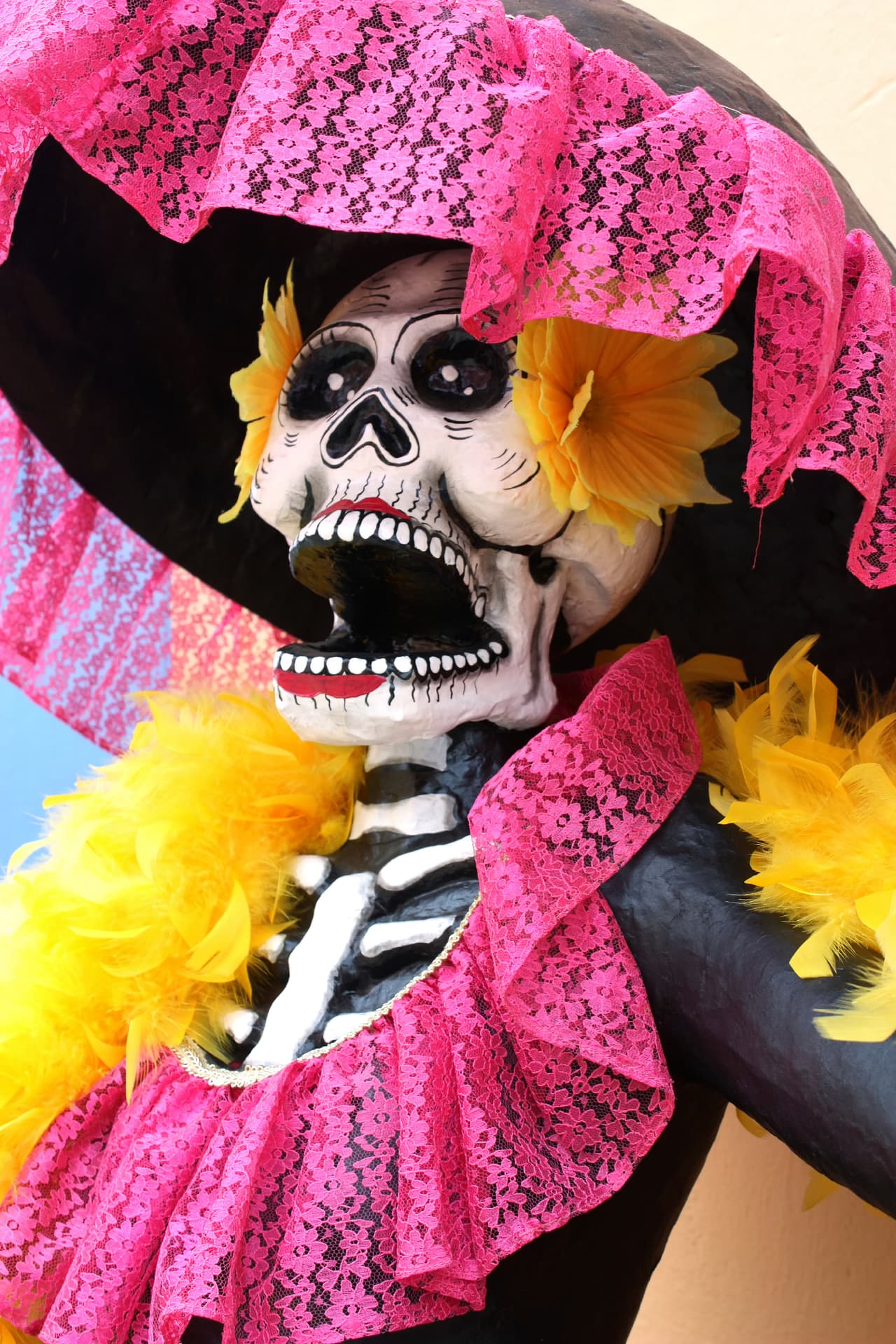 La catrina es el mejor ejemplo de ello. Este personaje es un esqueleto vestido de mujer revolucionaria, la mayoría de la gente disfraza de ella en el día de muertos, e incluso muchas celebridades internacionales la prefieren para su disfraz de Halloween.
