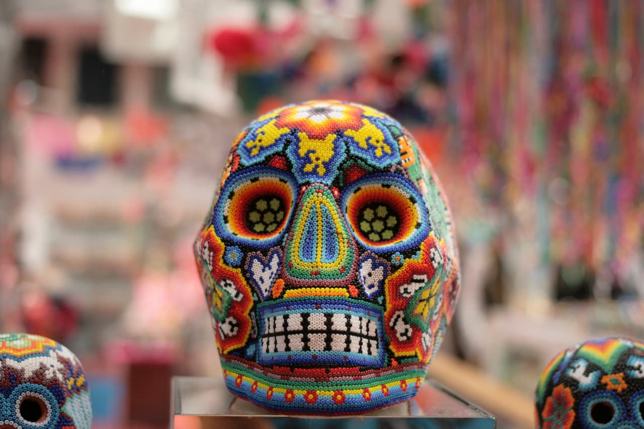 A lo largo de todo el país, esta tradición se ha convertido en una de las más importantes y representativas. Su importancia radica en que este es el único país en todo el mundo que le rinde culto a la muerte de una manera tan colorida y con tanto significado.