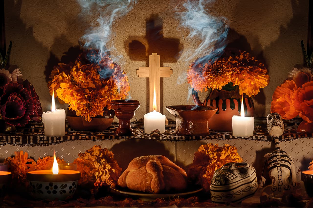 Las velas sirven, según la creencia, para alumbrar el camino de los muertos que vendrán a visitar este mundo. Al mismo tiempo se esparce en los hogares y sepulcros incienso y copan, los cuales remiten a las costumbres prehispánicas de los aztecas.