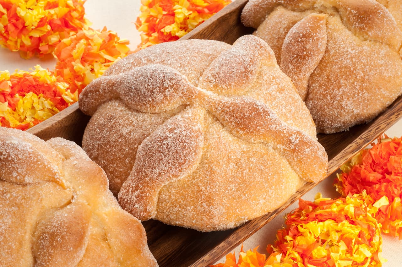 Pan de muerto. En esta temporada, el pan de muerto lo puedes encontrar por todos lados, es una especie de bizcocho azucarado, que simula tener los huesitos de un muerto en la parte superior y también se agrega a la ofrenda.