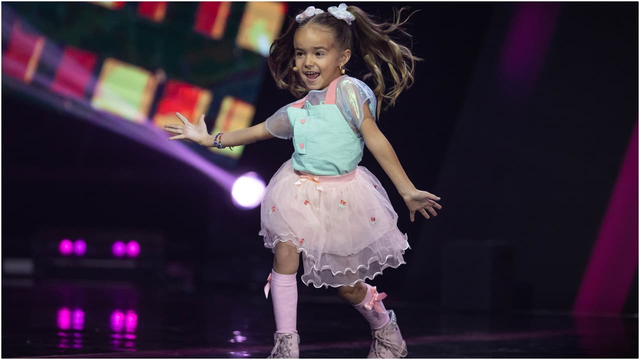 Nathalie en el primer episodio de Mi Famoso y Yo