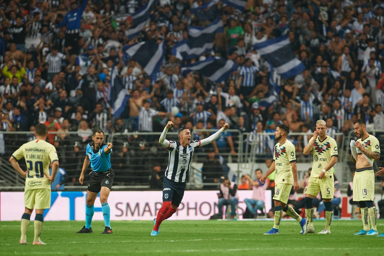 Santander escucha al VAR y valida el gol de Rayados.