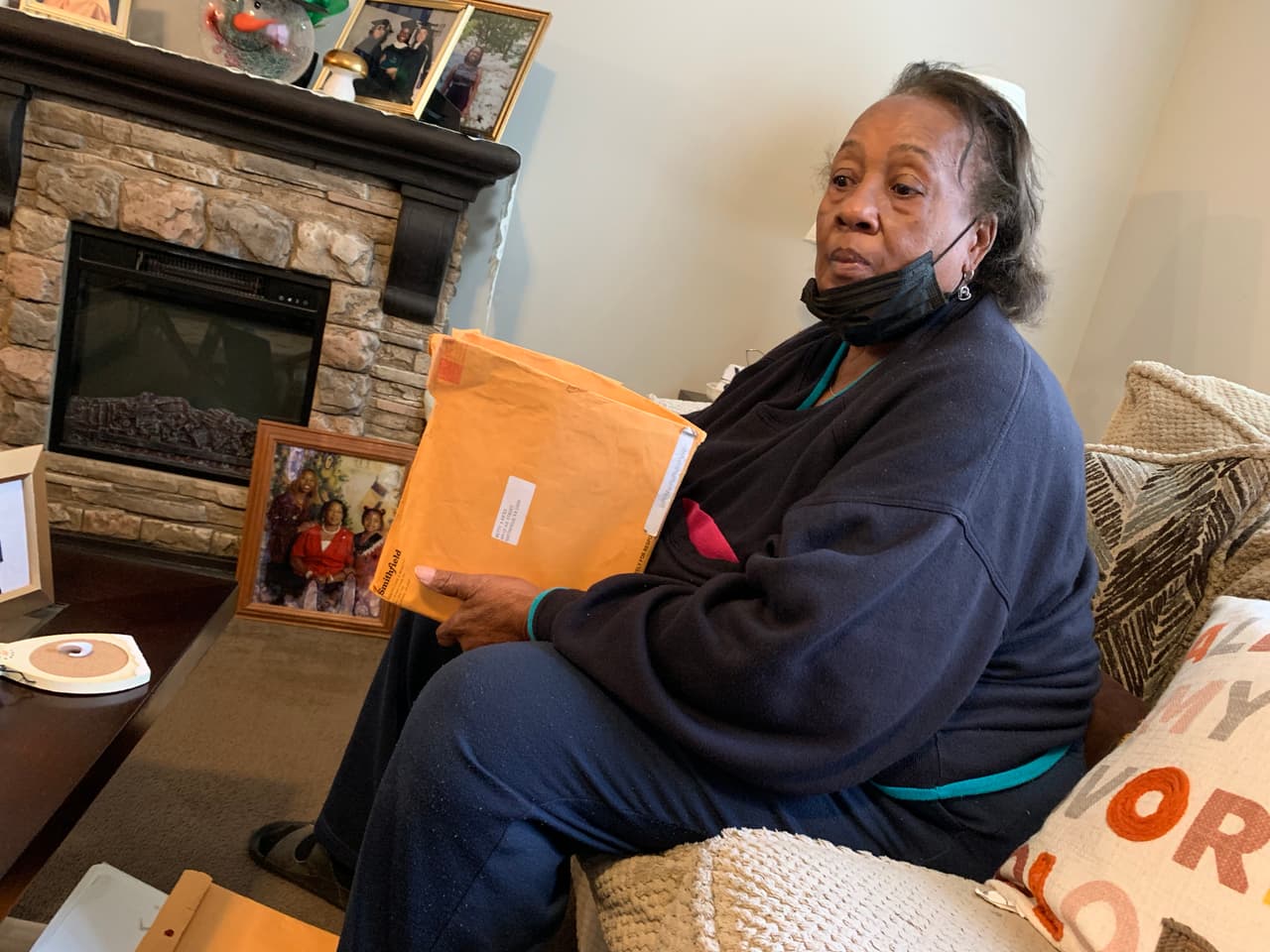 Betty Ricks en su casa de Smithfield, Virginia. La fotografía que aparece en el fondo es todo lo que pudo rescatar luego de una tormenta tropical devastadora.
