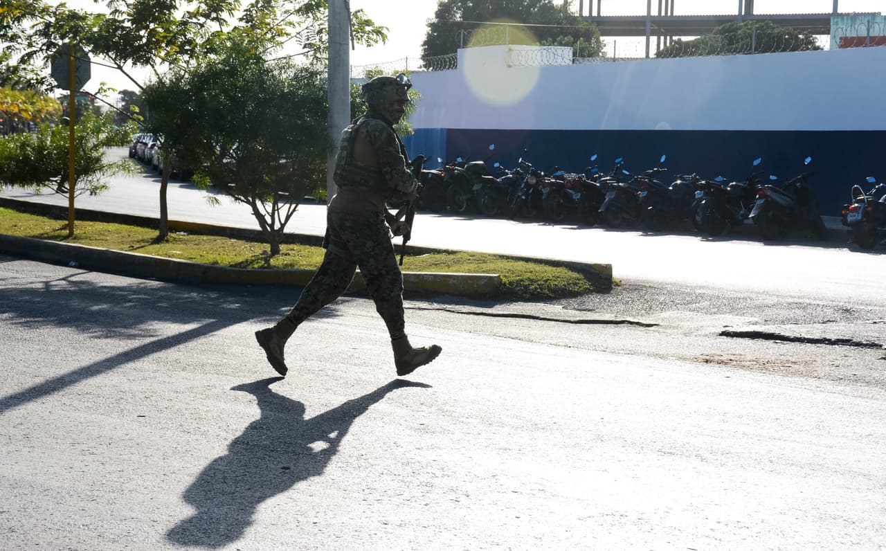 Un militar cruza la calle luego de un tiroteo en México.