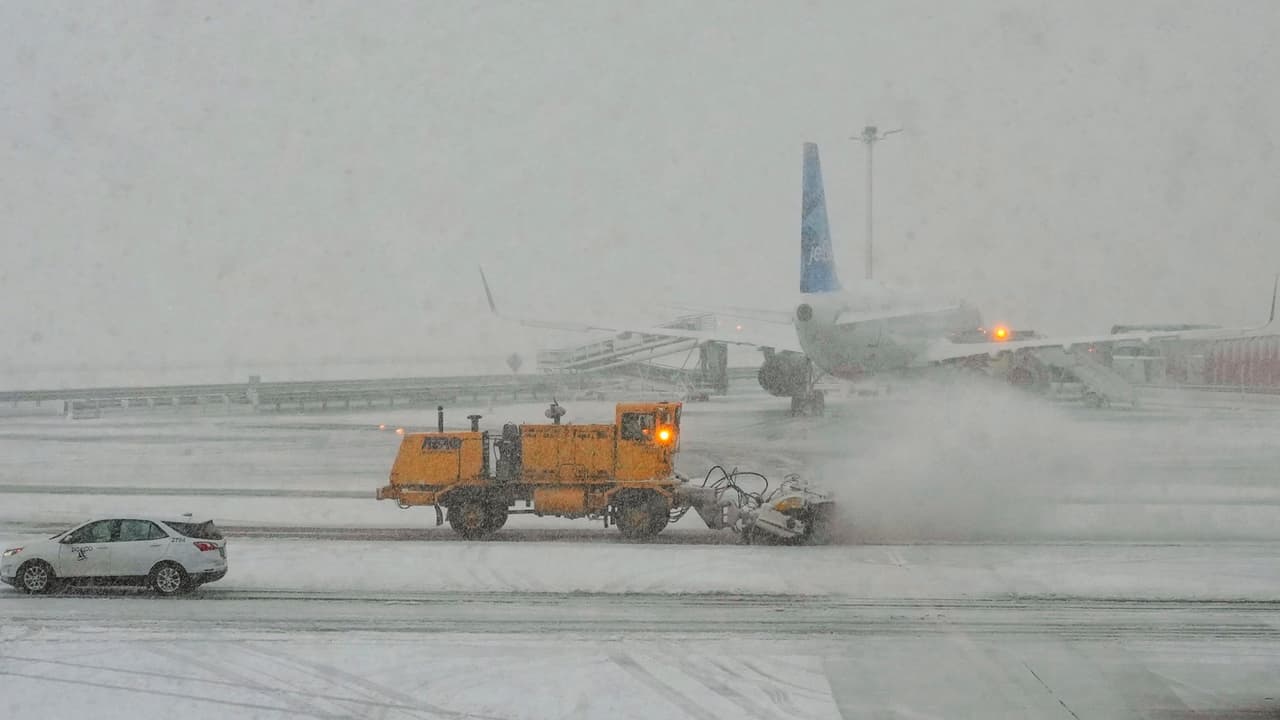 Cierra LaGuardia por tormenta invernal y miles de vuelos son cancelados en Nueva York