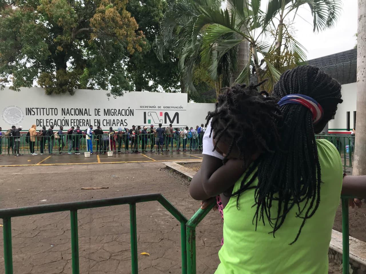 Una madre haitiana sostiene a su hija mientras hace fila afuera de la Estación Migratoria Siglo XXI.
<br>