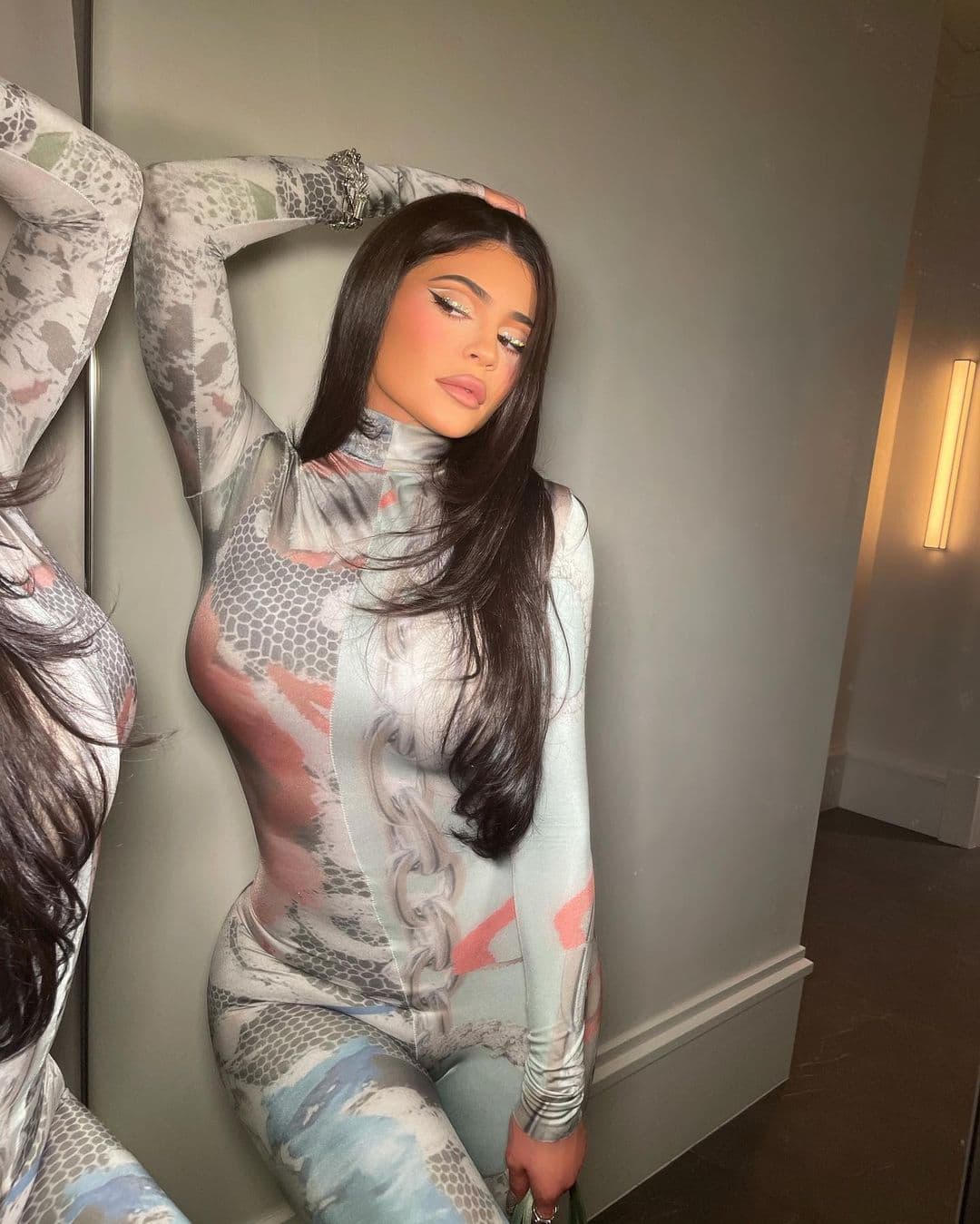 La mayor parte del tiempo
<b>Kylie Jenner</b> luce su cabellera oscura en diferentes tonalidades.