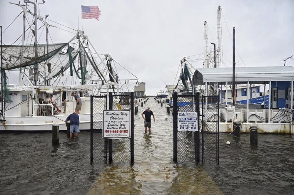 Los propietarios de barcos amarran y aseguran sus embacaraciones en el puerto de Pass Christian en Pass Christian, Mississippi, el domingo 7 de junio de 2020, en la costa del Golfo de Mississippi, antes de la llegada de la tormenta tropical Cristóbal.
