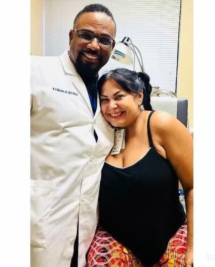 Liliana agradeció al doctor que la ha tratado para bajar de peso: "Gracias Dr. Ronald Moore por escuchar mi auxilio en llanto de ¡2 horas! (¿Qué doctor hace eso?)".
<br> 
<br>