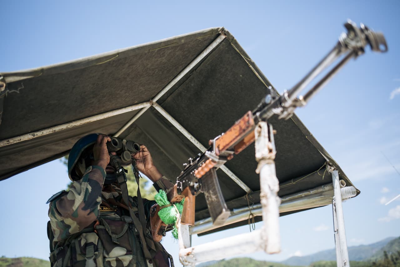 <b>República Democrática del Congo.</b> Como otros países africanos, la inestabilidad y el crimen plagan grandes zonas de esta nación. A ello hay que sumarle un gran riesgo sanitario: 
<b>la explosión del virus del Ébola.</b> Muchos turistas han sido asaltados por delincuentes que estaban vestidos como policías o agentes de seguridad. En la imagen, un miembro de la MONUSCO, la misión de paz de la ONU en ese país. 
<br>