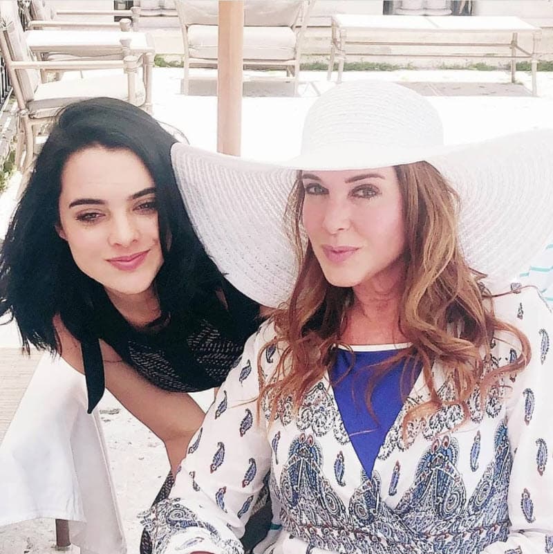 "Mi mamá siempre me ha guiado muchísimo, yo siento que 
<b>me ha hecho la profesional que soy</b>, me ha inculcado unos valores de profesionalismo que son importantes para ejercer esta carrera, empezando por la puntualidad".
<br>