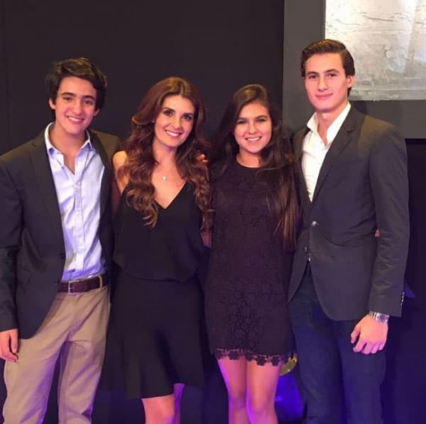 Sebastián y Romina acompañaron a su mamá en el estreno de la serie "Mujeres de negro" en México hace unos meses.