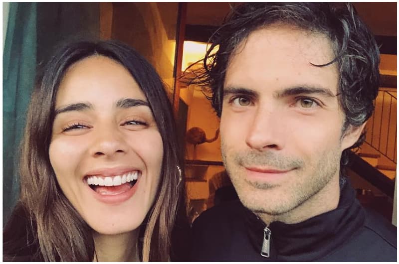 "
<b>Estoy sola</b>; me hubiera encantado traerme a mis perritas, que son los amores de mi vida, pero no se pudo. Estaré sola acá estos cuatro meses", confirmó.
<br>