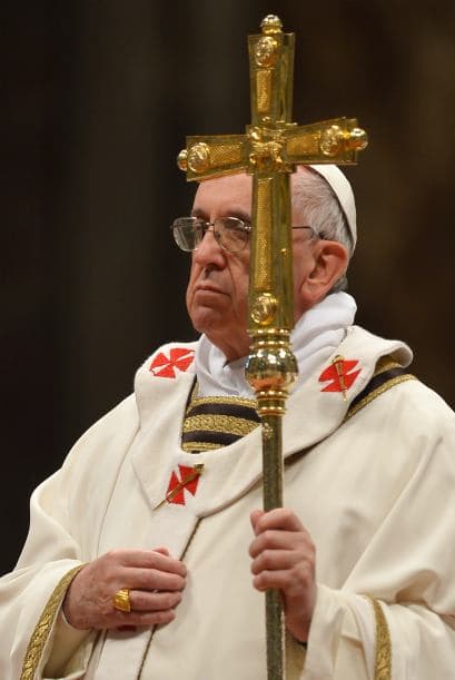 La misa oficiada en la basílica de San Pedro del Vaticano abre el Triduo Pascual en el que los sacerdotes renuevan las promesas sacerdotales, pobreza, castidad y obediencia.