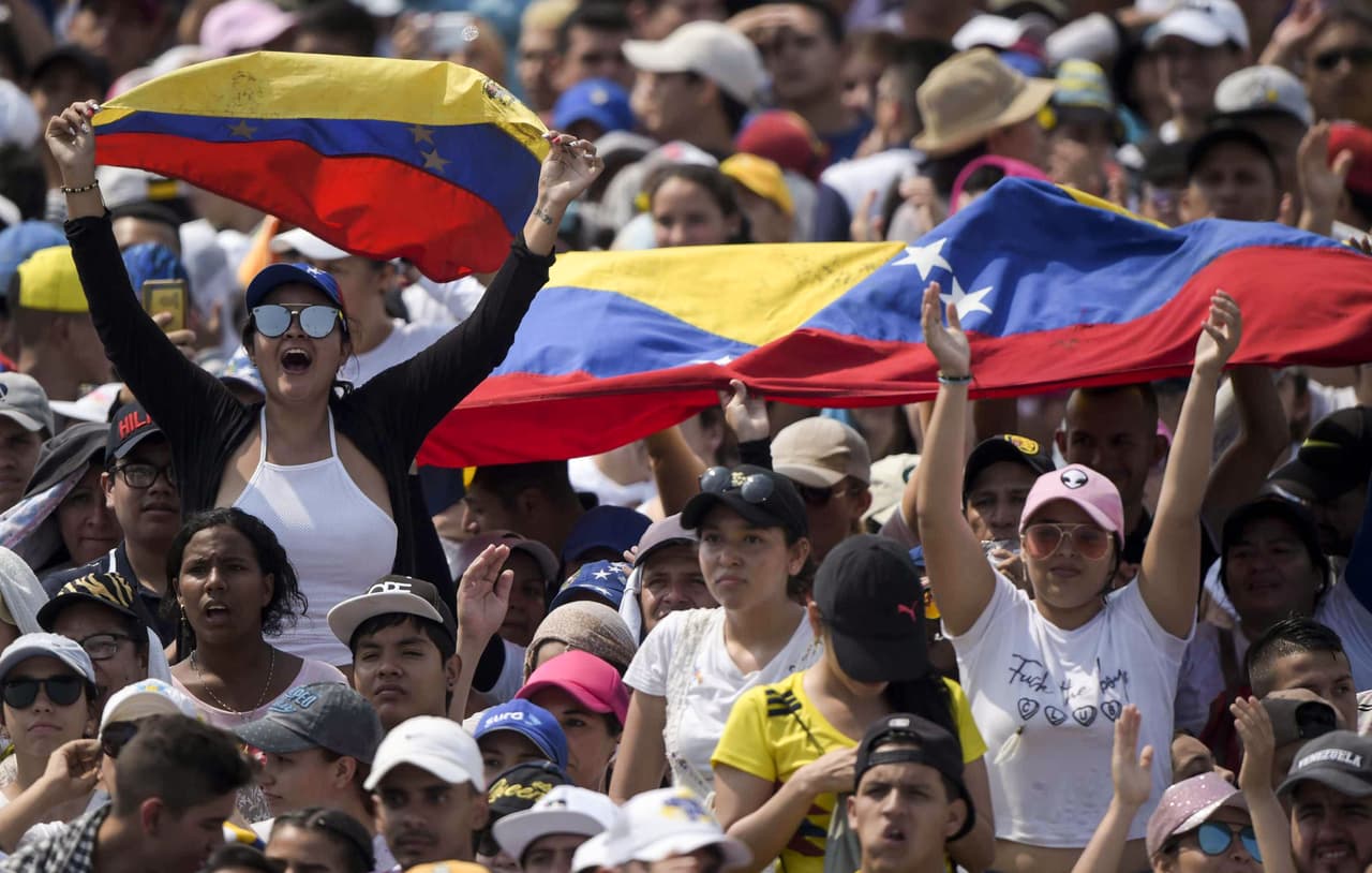 Cientos de personas se han acercado a la tarima instalada para el concierto en el puente fronterizo Las Tienditas, entre Venezuela y Colombia. Muy cerca de donde actuarán los artistas, el régimen de Nicolás Maduro bloqueó el puente con contenedores.