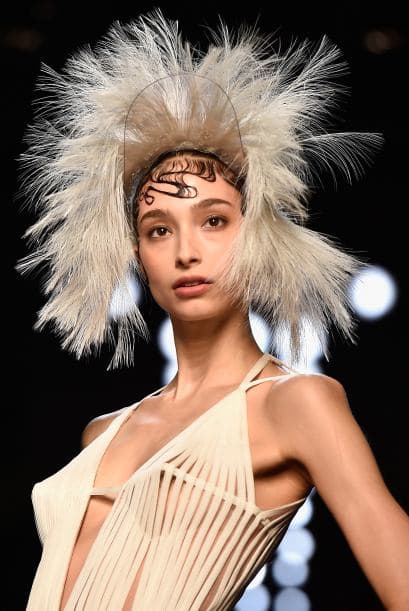 Grebol aconseja jugar con sombras, delineadores y cremas, para lograr los ojos ahumados de las modelos del diseñador Jean Paul Gaultier, durante el desfile de su colección para esta temporada.