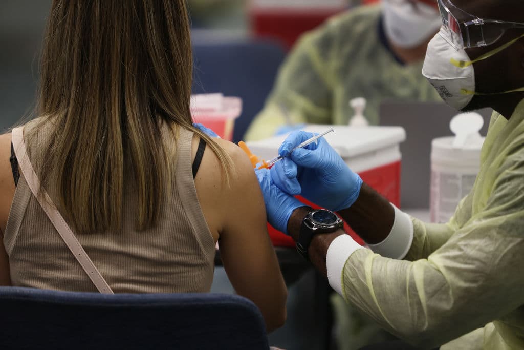 Por un "despiste" una mujer recibió seis dosis de la vacuna contra el covid-19