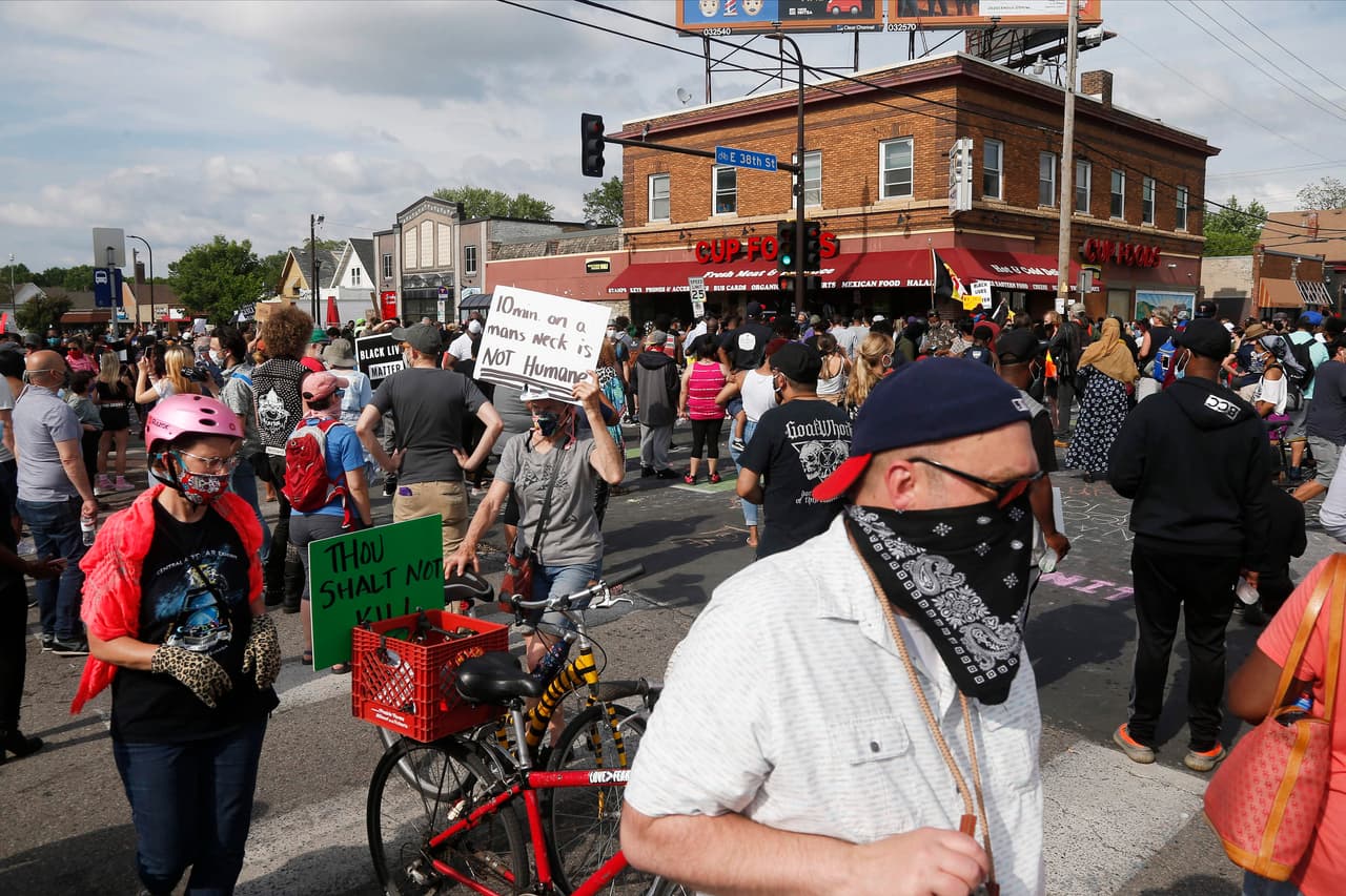 La representante demócrata por Minnesota, Ilhan Omar, denunció la respuesta de las fuerzas del orden a las protestas. "Nunca se debe tolerar que se disparen balas de goma y gases lacrimógenos contra manifestantes desarmados cuando hay niños presentes", dijo en Twitter.