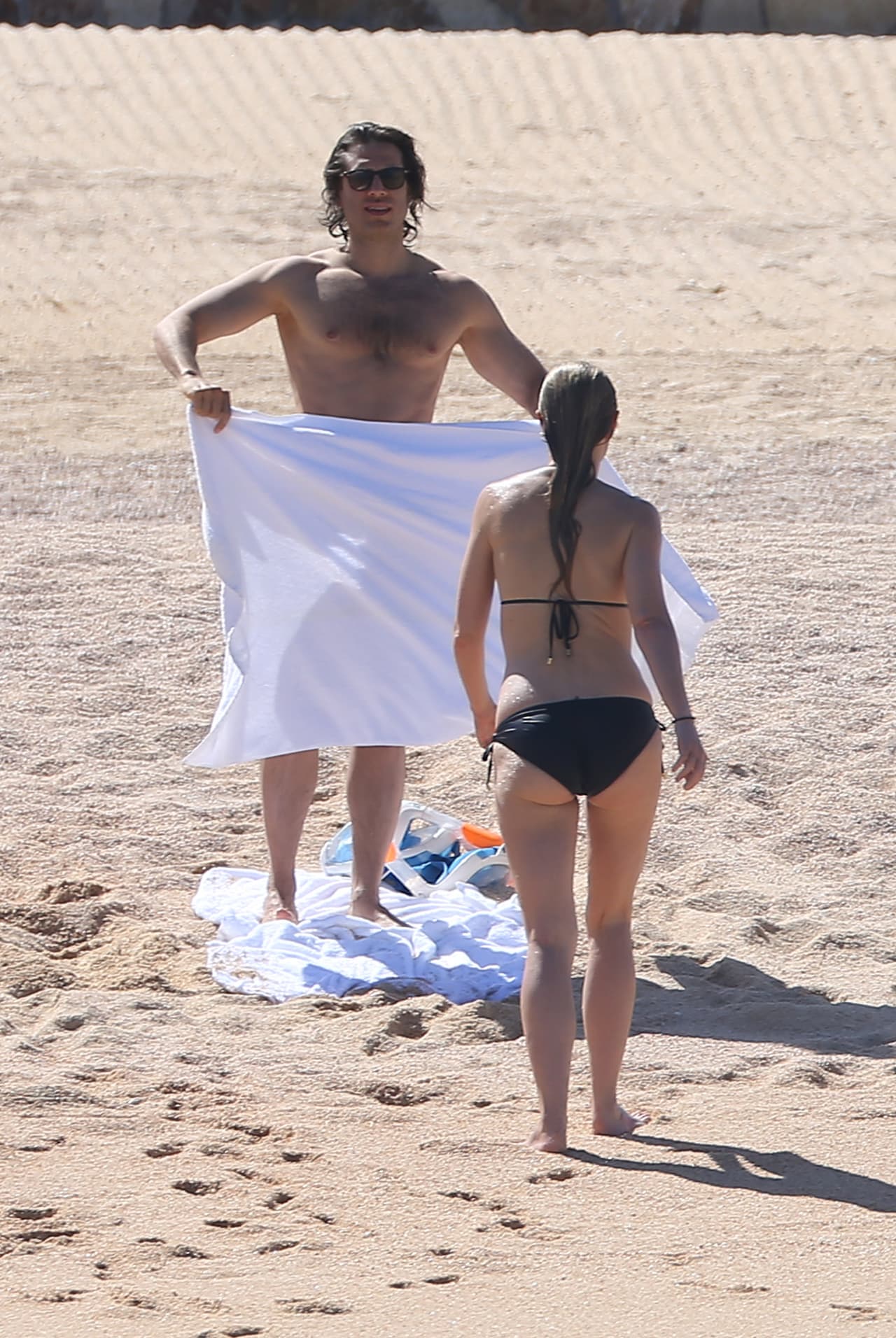 Su nuevo amor la esperaba con toalla lista para cuando regresó del mar.