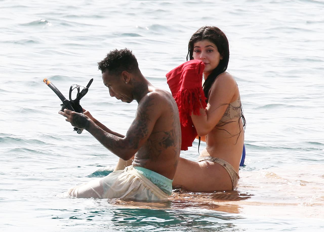 Mientras tanto, Kylie Jenner estaba en el mar con su pareja, el rapero Tyga.