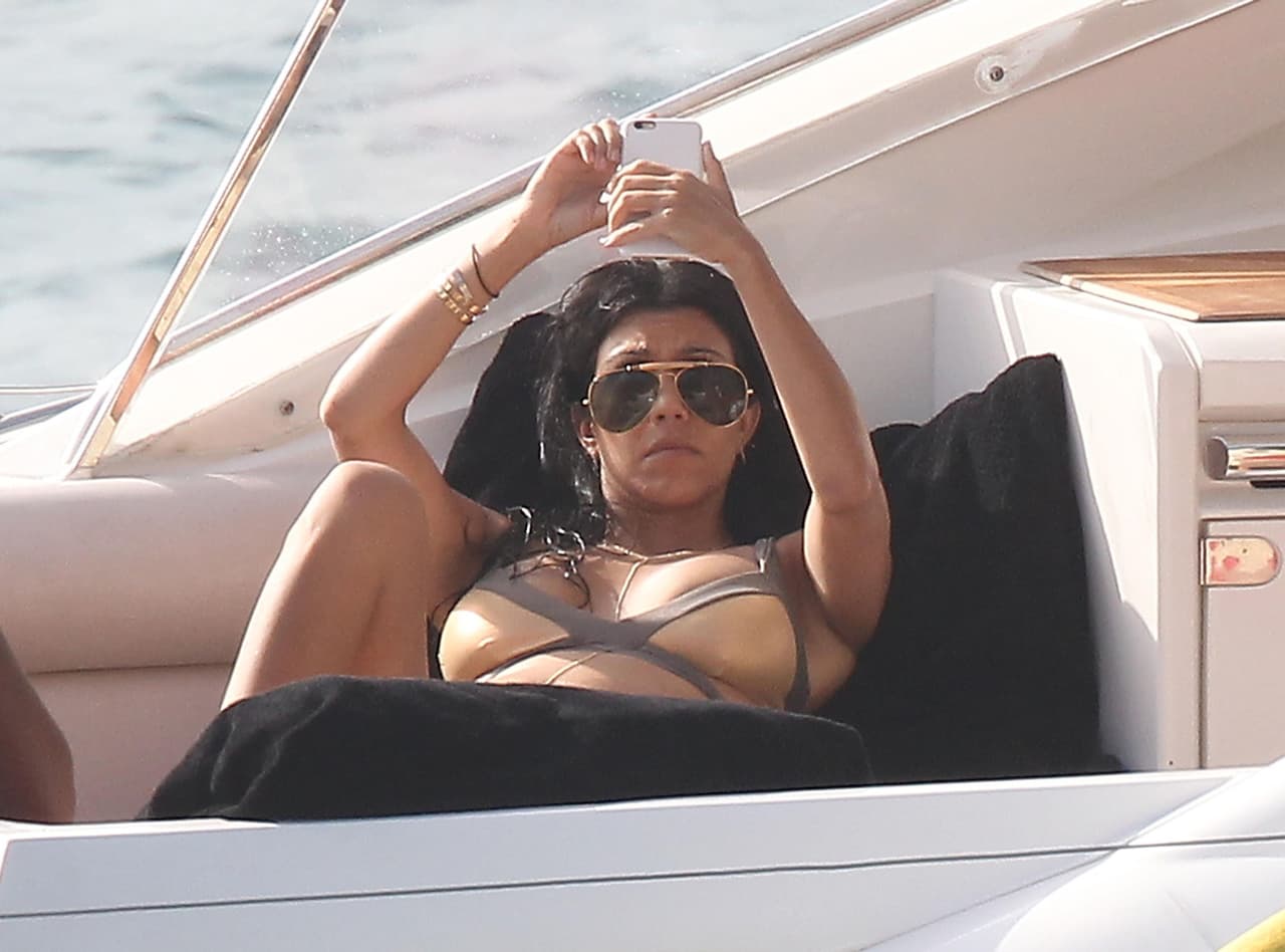 Kourtney sacándose una selfie en el bote.