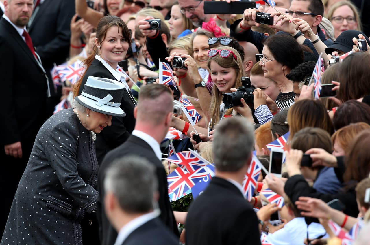 Todo el mundo adora a la reina y ella lo agradece de la mejor manera.