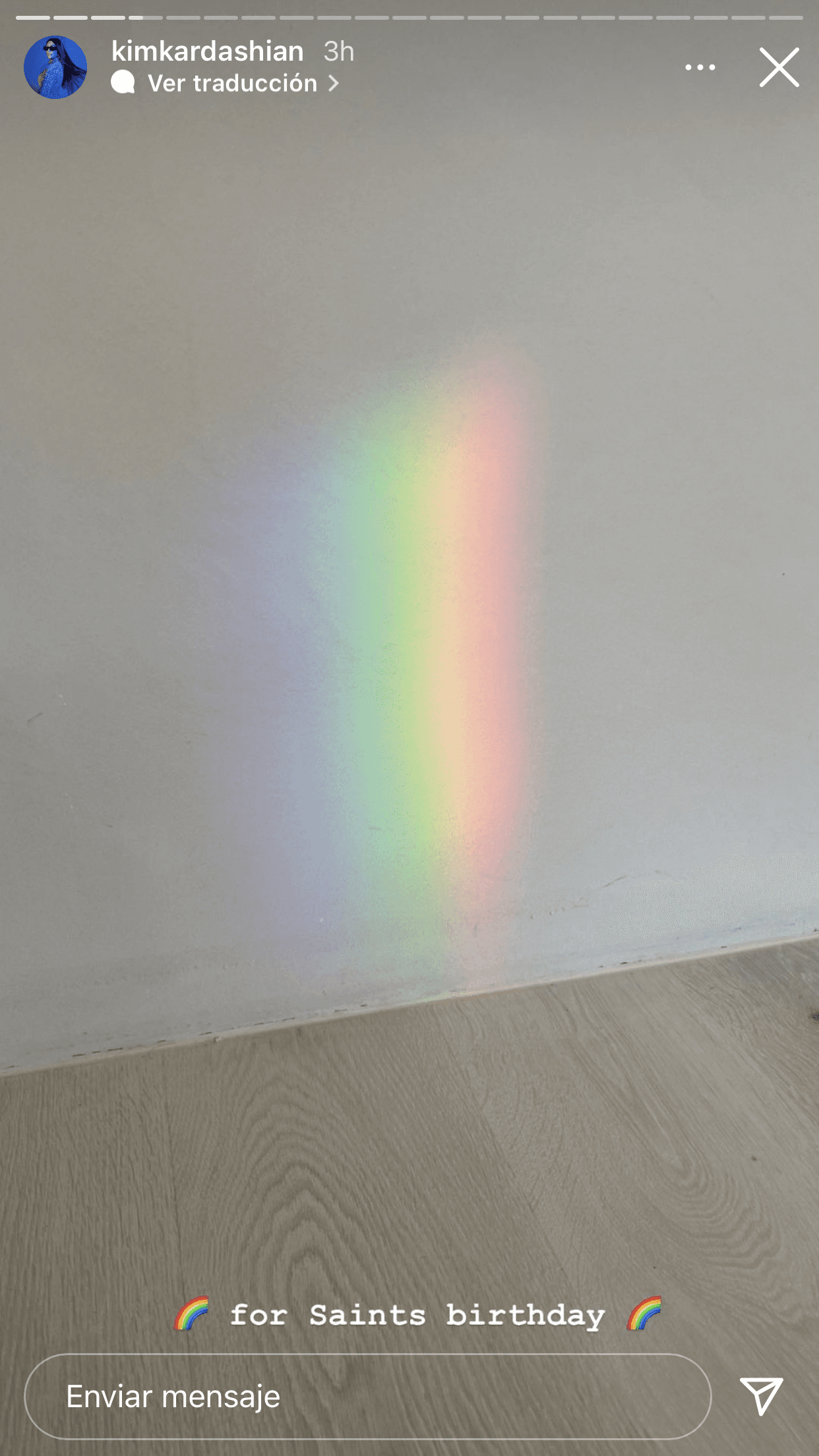 Por la mañana del domingo, documentó con esta imagen la aparición de un arcoíris en una de las paredes en donde ella estaba: 
<b><a href="https://www.univision.com/famosos/kim-kardashian-celebra-cumpleanos-5-hijo-saint-fiesta-no-ideal-fotos" target="_blank">"Para el cumpleaños de Saint"</a></b>, escribió. 
<br>