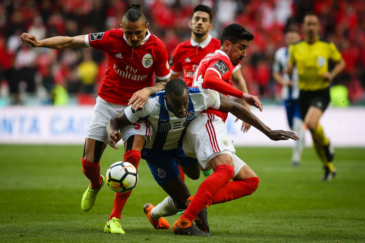 <b>Benfica vs. Porto</b>: el clásico de Portugal y en realidad del fútbol portugués entero. Lisboa frente a Oporto. Porto ha ganado 65 partidos, Benfica 55 y 47 veces han empatado. Benfica tiene 36 títulos de Liga, mientras que Porto tiene 27.