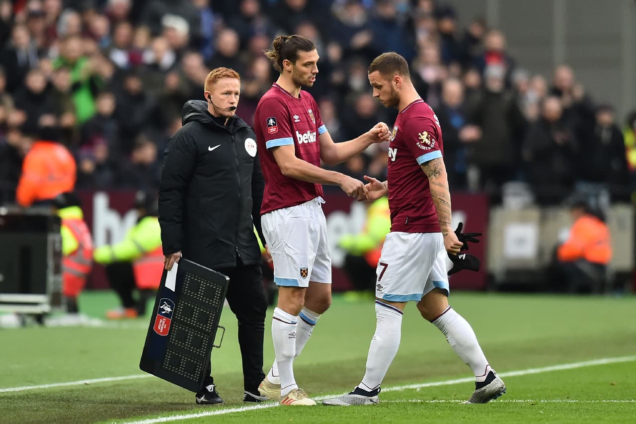 Sin embargo, al minuto 20 Pellegrini apareció con una cuestionada decisión cuando sacó del campo a su goleador para darle su lugar a Andy Carroll.