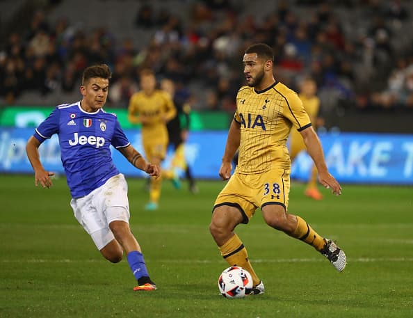 Carter-Vickers defendiendo contra Paulo Dybala.