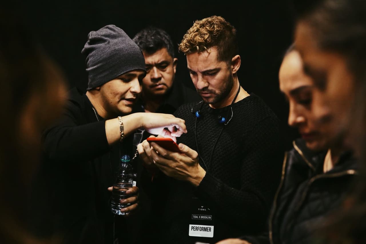 Quién sabe qué fotos o textos le estaba enseñando Christian a David que los mantuvo bastante entretenidos.