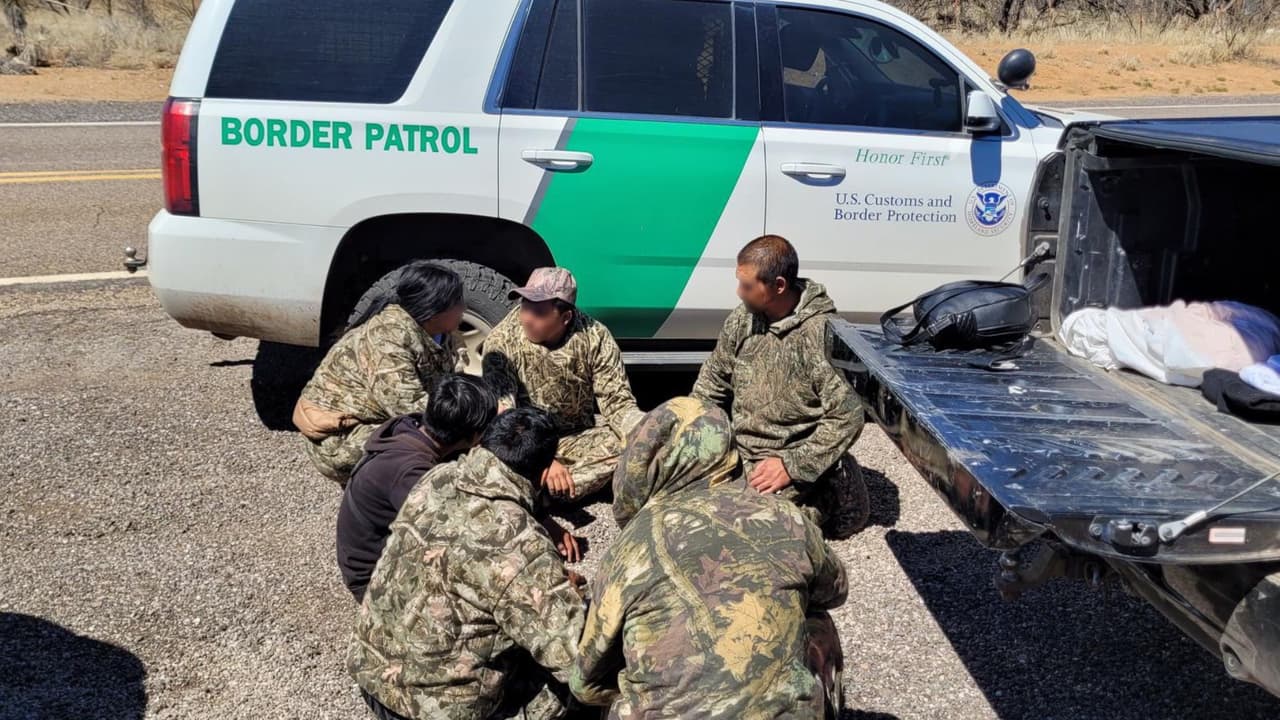 Seguridad en la frontera y trabajos mejor pagados: los senadores Sinema y Kelly aseguran fondos para Arizona