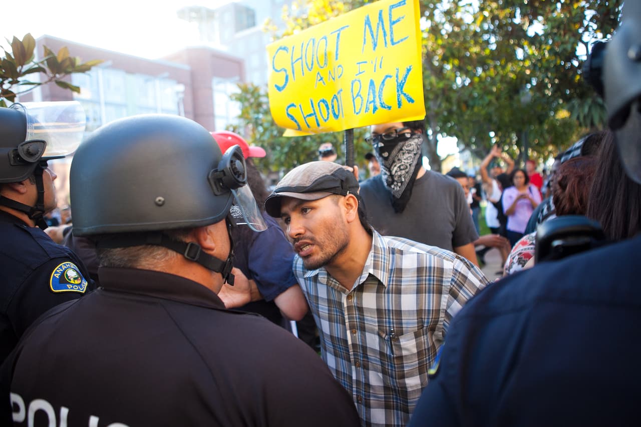 Un manifestante se enfrenta a la policía en Anaheim, el 24 de julio de 2012.