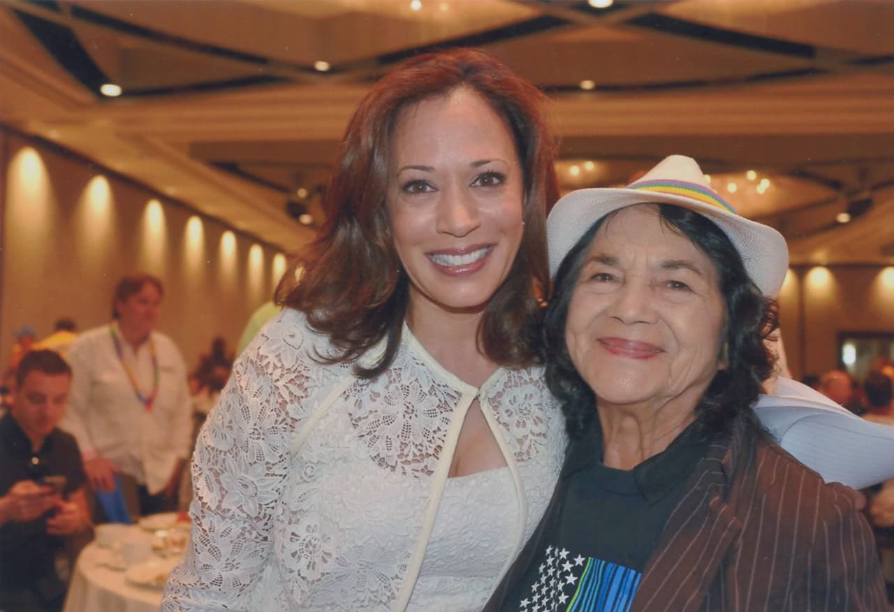 <b>Kamala Harris, excandidata presidencial, rindió homenaje a Dolores Huerta, destacando su papel histórico en la defensa de los derechos laborales y civiles</b>. Recordó su lucha junto a los Trabajadores Agrícolas Unidos, su amistad y el legado de justicia, dignidad e igualdad que continuará inspirando a millones de personas. “El trabajo de Dolores Huerta y los Trabajadores Agrícolas Unidos fue una fuerza impulsora del cambio en California y en nuestro país. Su brillante organización y su feroz negociación llegaron al centro de atención nacional durante la huelga de uvas de Delano”,
