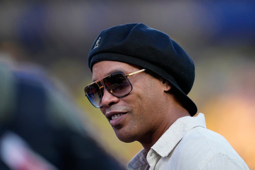 Ronaldinho, la leyenda del futbol brasileño, asistió a la cancha como un invitado especial, que se dió tiempo de saludar y bromear con los jugadores minutos antes de que comenzara el encuentro.