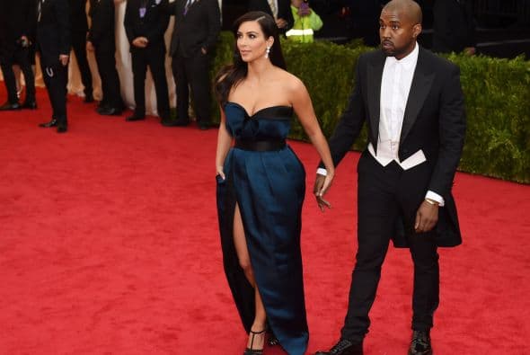 Kim Kardashian mostró su ropa íntima por la pronunciada abertura de su vestido.