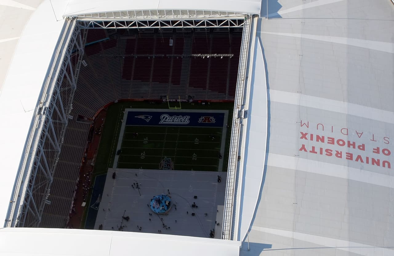 Se caracteriza por tener un campo de juego natural y retráctil que mide 403 pies de largo por 234 de ancho (122m x 71m) y que se abre y cierra en menos de una hora con solo oprimir un botón.