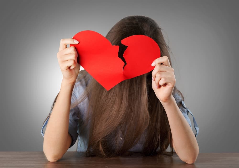 <b>Escorpión</b>
<br>El tránsito de Júpiter te coloca en un escenario diferente que podría confundirte un poco por las señales mixtas que recibes. Observa la realidad, no te lances a comentar nada y analiza de forma juiciosa las circunstancias. Te parece que no estás llegando a ningún lado en tu vida amorosa y puedes sentirte embargado por un sentimiento de nostalgia o frustración. Antes de arrinconarte a rumiar tus supuestas desgracias yérguete y sal del letargo.
<br>