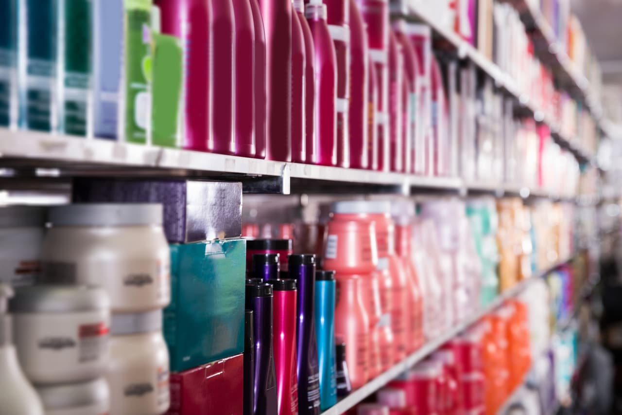 La compañía Procter & Gamble informó 
<a href="https://news.pg.com/news-releases/news-details/2021/PG-Issues-Voluntary-Recall-of-Aerosol-Dry-Conditioner-Spray-Products-and-Aerosol-Dry-Shampoo-Spray-Products/default.aspx" target="_blank">a través de un comunicado</a> que, bajo la recomendación de la FDA, decidió retirar de los anaqueles decenas de productos que contienen benceno, una sustancia que se considera cancerígena. Se trata del segundo anuncio de este tipo que hace la empresa en menos de un mes.