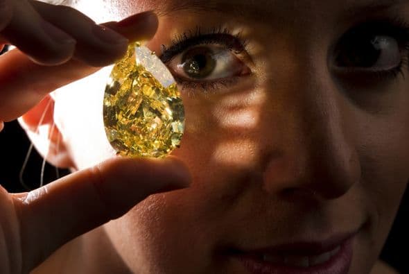 ¿Pero de dónde salió esta hermosa piedra? La "Gota de Sol" fue descubierta el año pasado en una mina sudafricana.
