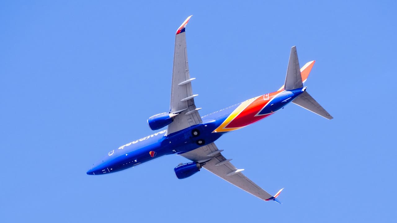 <h2 class="cms-H2-H2">Un cambio que marca época </h2>
<br>Este ajuste
<b> pone fin a una de las tradiciones más distintivas de Southwest</b>. El cambio refleja una nueva etapa: 
<b>más estructura, más control… y probablemente, más cargos adicionales</b>. Si alguna vez disfrutaste la emoción de elegir ventanilla a último momento o correr por la fila de emergencia, quizás lo extrañes. Pero si prefieres planear y sentarte sin sorpresas, lo nuevo podría gustarte. De cualquier forma, 
<b>lo importante es saber con tiempo cómo funciona, qué tarifa te conviene y cómo viajar mejor.</b>