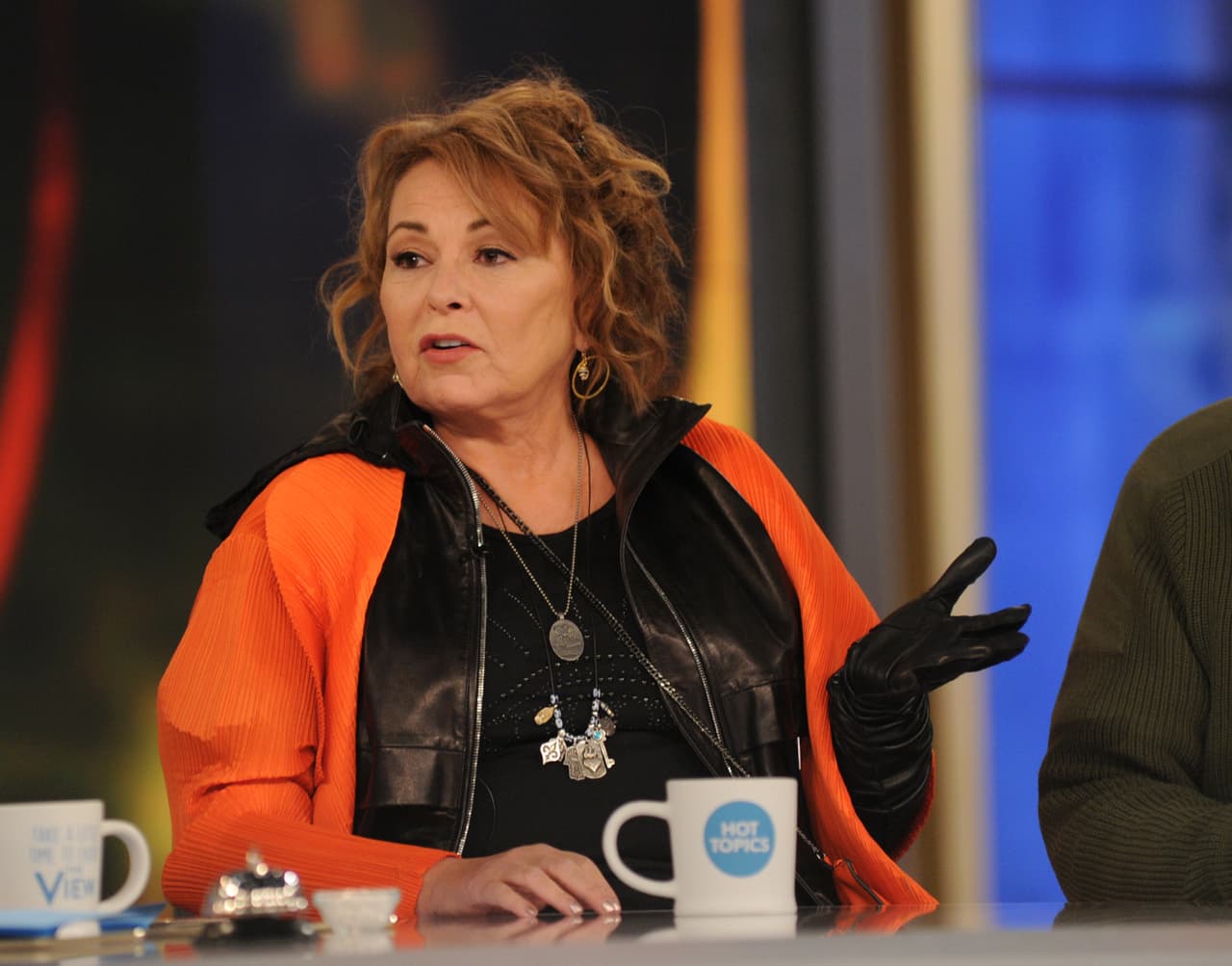 Este martes la actriz aseguró que realizó los comentarios racistas
<a href="https://www.univision.com/organizaciones/medios-de-comunicacion/roseanne-barr-culpa-a-una-pastilla-para-dormir-por-sus-tuits-y-la-farmaceutica-responde-el-racismo-no-es-un-efecto-secundario">mientras se encontraba bajo los efectos de Ambien</a>. Sanofi, el fabricante del medicamento,
<a href="https://twitter.com/SanofiUS/status/1001824999496404992">replicó a la actriz</a>: "Aunque todos los tratamientos farmacéuticos tienen efectos secundarios, el racismo no es un efecto conocido de ninguna medicación de Sanofi".
